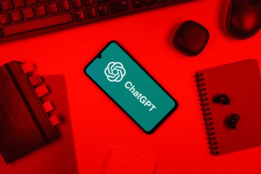 Prag, Çek Cumhuriyeti - 10 21 2024: ChatGPT logosunu gösteren akıllı telefon.