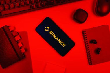 Prag, Çek Cumhuriyeti - 10 21 2024: Binance logosunu gösteren akıllı telefon.