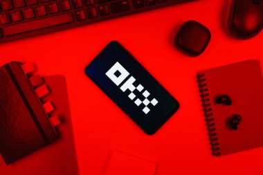 Prag, Çek Cumhuriyeti - 10 21 2024: Yüzeyde OKX logosu gösteren akıllı telefon.