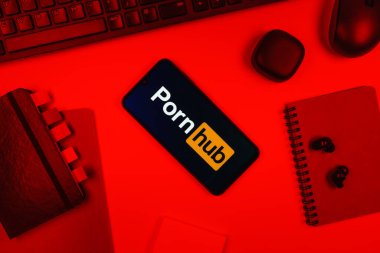 Prag, Çek Cumhuriyeti - 10 21 2024: Pornhub logosunu gösteren akıllı telefon.