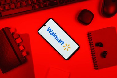 Prag, Çek Cumhuriyeti - 10 21 2024: Walmart logosunu gösteren akıllı telefon.