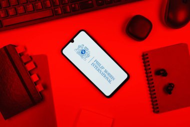 Prag, Çek Cumhuriyeti - 10 21 2024: Philip Morris logosunu gösteren akıllı telefon.