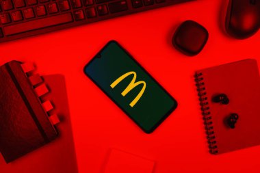 Prag, Çek Cumhuriyeti - 10 21 2024: Yüzeyde McDonalds logosunu gösteren akıllı telefon.