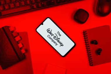 Prag, Çek Cumhuriyeti - 10 21 2024: Walt Disney logosunu gösteren akıllı telefon.