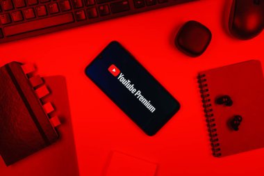 Prag, Çek Cumhuriyeti - 10 21 2024: Youtube Premium logosunu gösteren akıllı telefon.