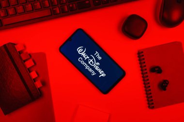 Prag, Çek Cumhuriyeti - 10 21 2024: Walt Disney logosunu gösteren akıllı telefon.