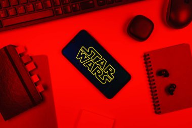 Prag, Çek Cumhuriyeti - 10 21 2024: Yıldız Savaşları logosunu gösteren akıllı telefon.