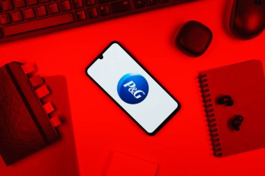 Prag, Çek Cumhuriyeti - 10 21 2024: Procter ve Gamble logosunu gösteren akıllı telefon.