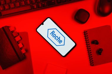 Prag, Çek Cumhuriyeti - 10 21 2024: Roche logosunu gösteren akıllı telefon.