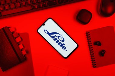 Prag, Çek Cumhuriyeti - 10 21 2024: Linde logosunu gösteren akıllı telefon.