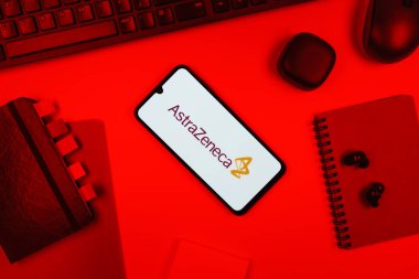 Prag, Çek Cumhuriyeti - 10 21 2024: AstraZeneca logosunu gösteren akıllı telefon.