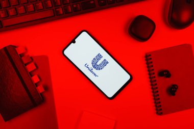 Prag, Çek Cumhuriyeti - 10 21 2024: Yüzeyde Unilever logosu gösteren akıllı telefon.