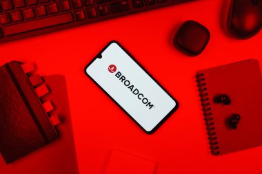 Prag, Çek Cumhuriyeti - 10 21 2024: Broadcom logosunu gösteren akıllı telefon.