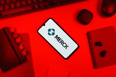 Prag, Çek Cumhuriyeti - 10 21 2024: Merck logosunu gösteren akıllı telefon.