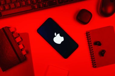 Prag, Çek Cumhuriyeti - 10 21 2024: Apple logosunu gösteren akıllı telefon.