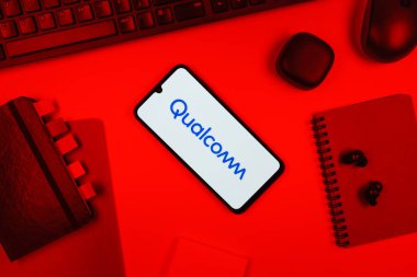 Prag, Çek Cumhuriyeti - 10 21 2024: Qualcomm logosunu gösteren akıllı telefon.