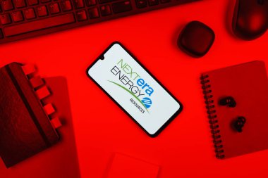 Prag, Çek Cumhuriyeti - 10 21 2024: Nextera Enerji logosunu gösteren akıllı telefon.
