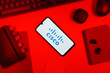 Prag, Çek Cumhuriyeti - 10 21 2024: Cisco logosunu gösteren akıllı telefon.