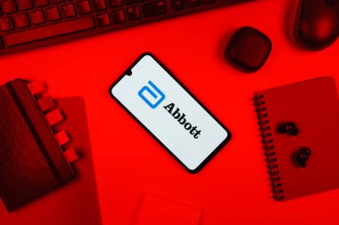 Prag, Çek Cumhuriyeti - 10 21 2024: Abbott Laboratuvarlarının logosunu gösteren akıllı telefon.