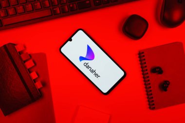 Prag, Çek Cumhuriyeti - 10 21 2024: Danaher logosunu gösteren akıllı telefon.