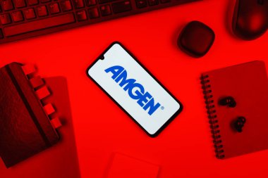 Prag, Çek Cumhuriyeti - 10 21 2024: Amgen logosunu gösteren akıllı telefon.