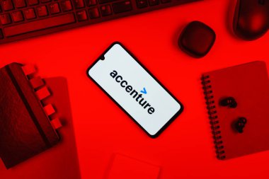 Prag, Çek Cumhuriyeti - 10 21 2024: Yüzeyde Accenture logosu gösteren akıllı telefon.