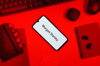 Prag, Çek Cumhuriyeti - 10 21 2024: Morgan Stanley logosunu gösteren akıllı telefon.