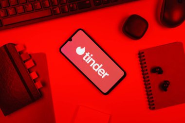 Prag, Çek Cumhuriyeti - 10 21 2024: Tinder logosunu gösteren akıllı telefon.