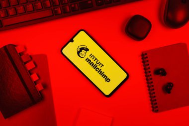 Prag, Çek Cumhuriyeti - 10 21 2024: Posta şempanzesinin logosunu gösteren akıllı telefon.