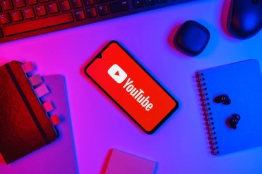 Prag, Çek Cumhuriyeti - 10 21 2024: Youtube logosunu gösteren akıllı telefon.