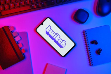 Prag, Çek Cumhuriyeti - 10 21 2024: Twitch logosunu gösteren akıllı telefon.