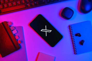 Prag, Çek Cumhuriyeti - 10 21 2024: X logosu gösteren akıllı telefon.