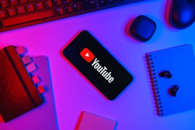 Prag, Çek Cumhuriyeti - 10 21 2024: Youtube logosunu gösteren akıllı telefon.