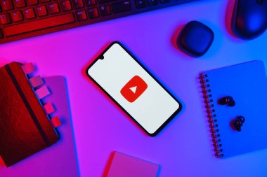Prag, Çek Cumhuriyeti - 10 21 2024: Youtube logosunu gösteren akıllı telefon.
