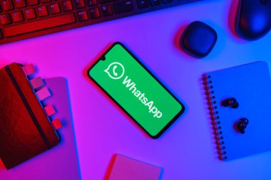 Prag, Çek Cumhuriyeti - 10 21 2024: Yüzeyde WhatsApp logosunu gösteren akıllı telefon.