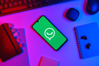 Prag, Çek Cumhuriyeti - 10 21 2024: Yüzeyde WhatsApp logosunu gösteren akıllı telefon.