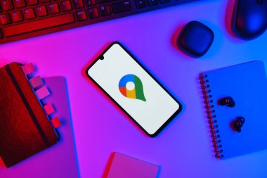 Prag, Çek Cumhuriyeti - 10 21 2024: Google Maps logosunu gösteren akıllı telefon.