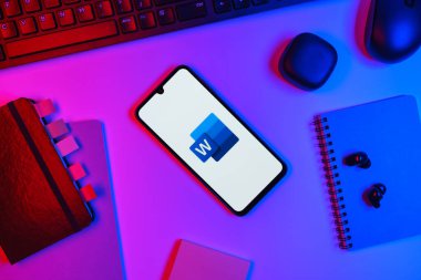 Prag, Çek Cumhuriyeti - 10 21 2024: Kelime logosunu gösteren akıllı telefon.