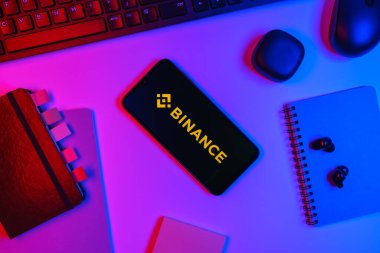 Prag, Çek Cumhuriyeti - 10 21 2024: Binance logosunu gösteren akıllı telefon.