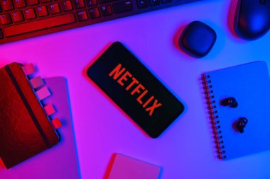 Prag, Çek Cumhuriyeti - 10 21 2024: Netflix logosunu gösteren akıllı telefon.