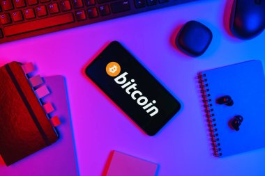 Prag, Çek Cumhuriyeti - 10 21 2024: Bitcoin logosunu gösteren akıllı telefon.