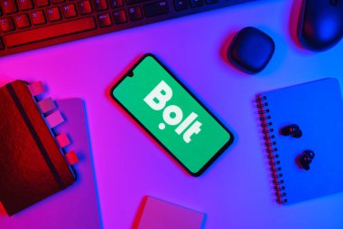 Prag, Çek Cumhuriyeti - 10 21 2024: Bolt logosunu gösteren akıllı telefon.