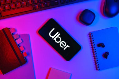 Prag, Çek Cumhuriyeti - 10 21 2024: Uber logosunu gösteren akıllı telefon.
