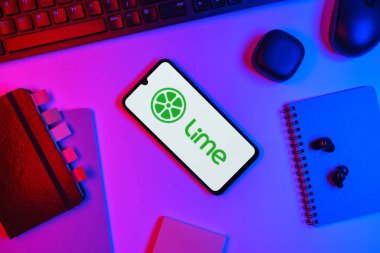 Prag, Çek Cumhuriyeti - 10 21 2024: Lime logosunu gösteren akıllı telefon.