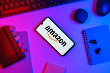 Prag, Çek Cumhuriyeti - 10 21 2024: Amazon logosunu gösteren akıllı telefon.