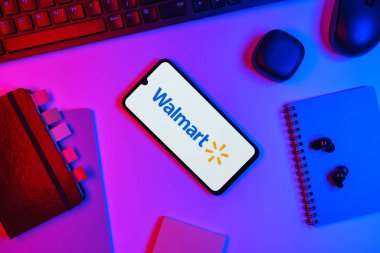 Prag, Çek Cumhuriyeti - 10 21 2024: Walmart logosunu gösteren akıllı telefon.