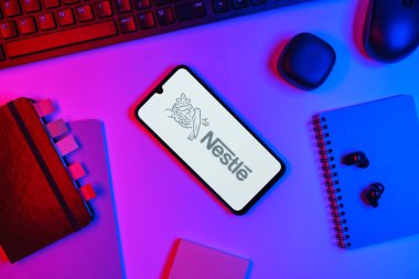 Prag, Çek Cumhuriyeti - 10 21 2024: Nestle logosunu gösteren akıllı telefon.