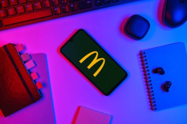 Prag, Çek Cumhuriyeti - 10 21 2024: Yüzeyde McDonalds logosunu gösteren akıllı telefon.