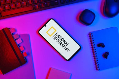 Prag, Çek Cumhuriyeti - 10 21 2024: National Geographic logosunu gösteren akıllı telefon.