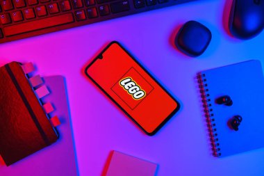 Prag, Çek Cumhuriyeti - 10 21 2024: Lego logosunu gösteren akıllı telefon.